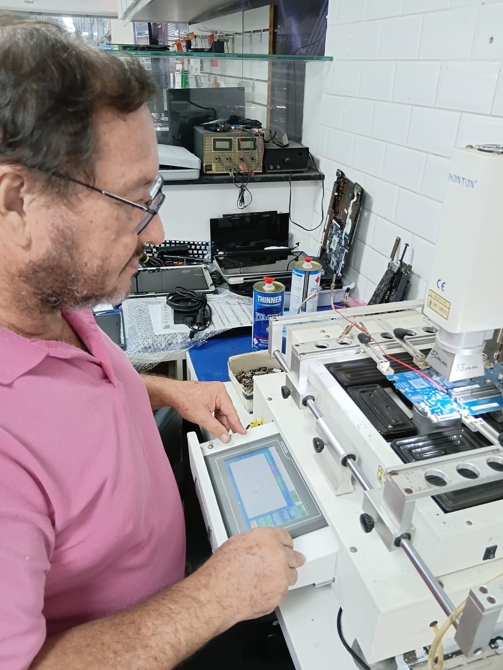 Técnico operando estação de solda profissional