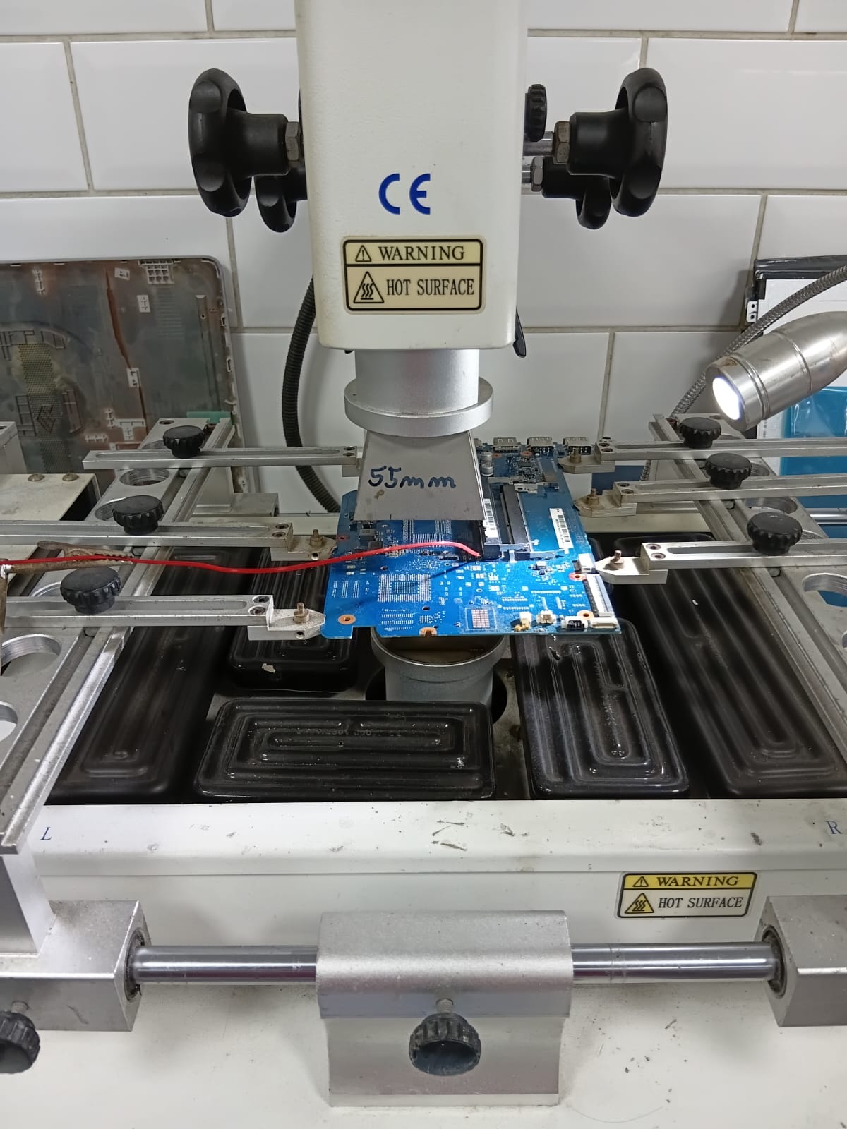 Reballing de chip BGA em placa-mãe de notebook